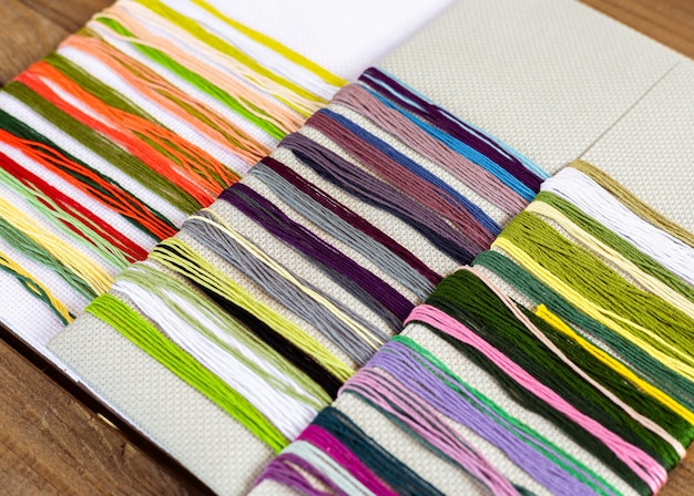 różne nici i próbki tkanin